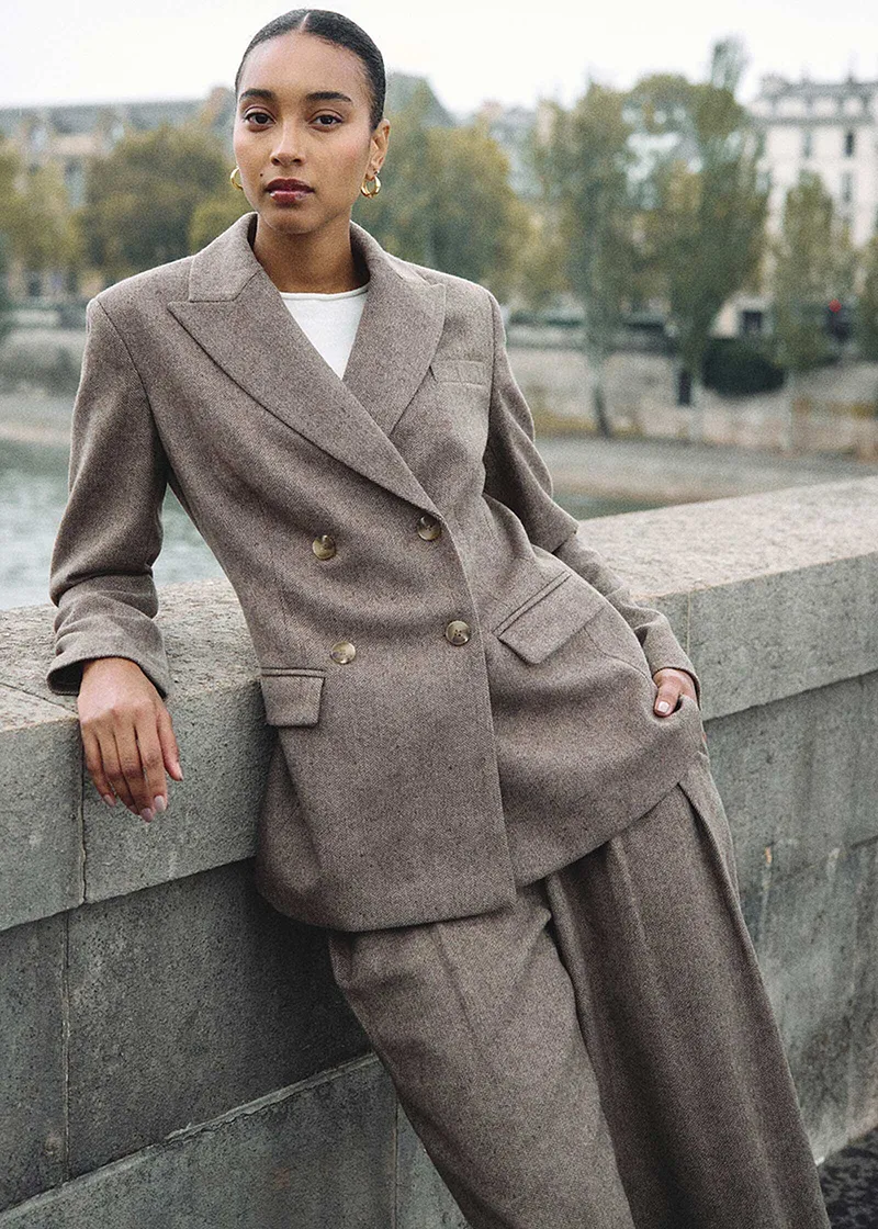 Elegante bruine blazer met wijde broek.