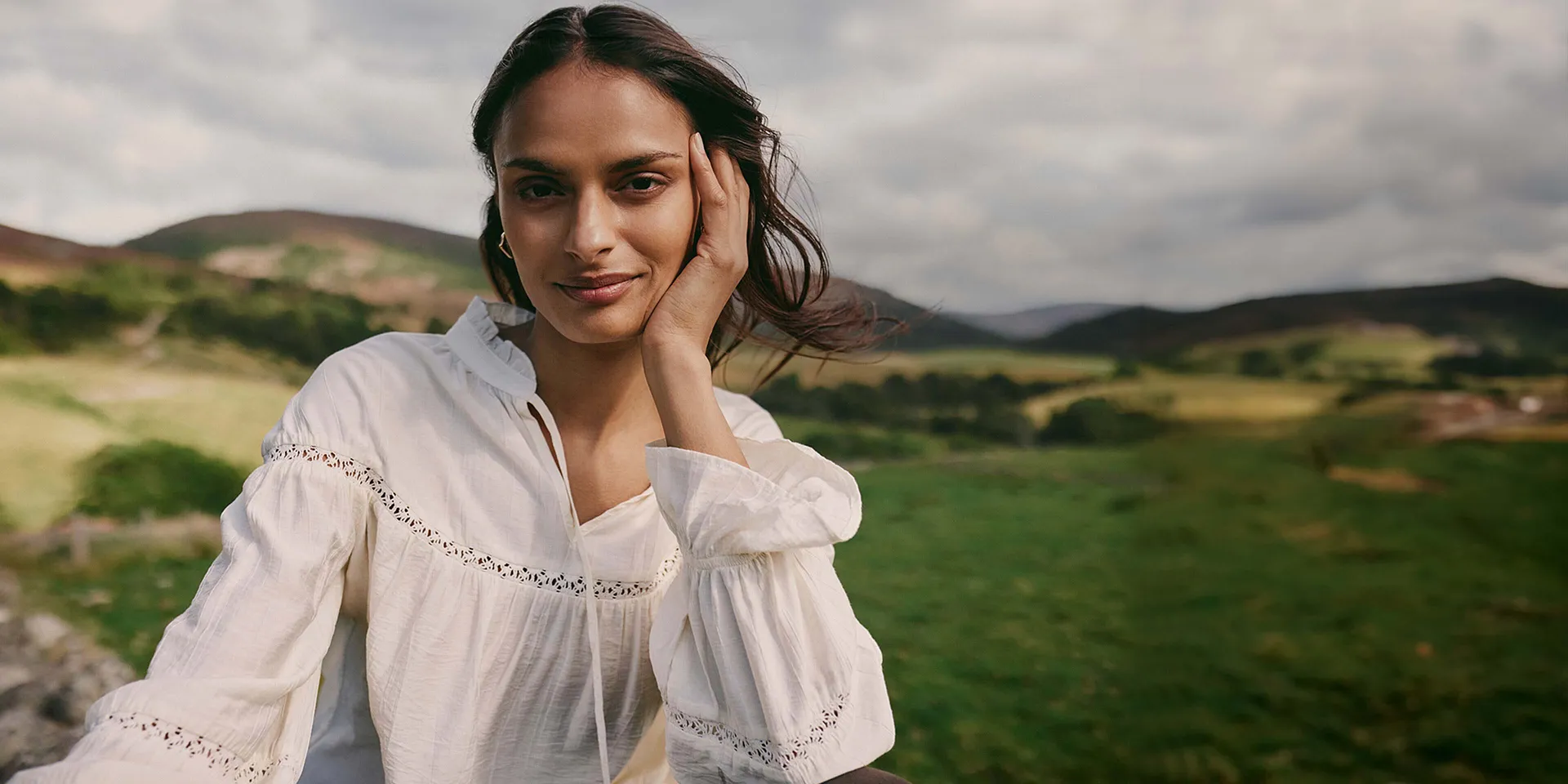 Romantische witte blouse met kant en pofmouwen.
