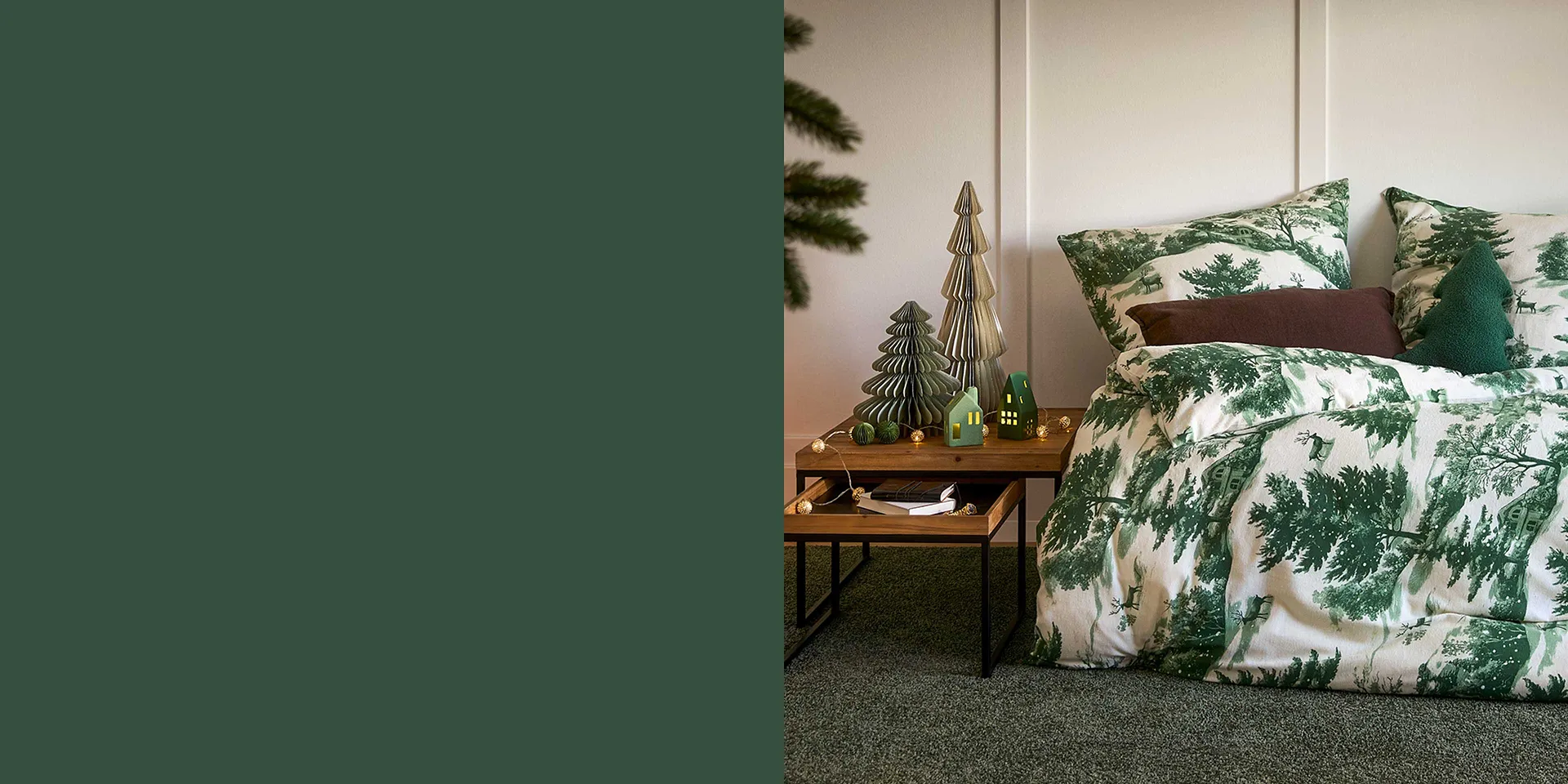 Met een dekbedovertrek met dennenmotief breng je de kerstsfeer in je slaapkamer.