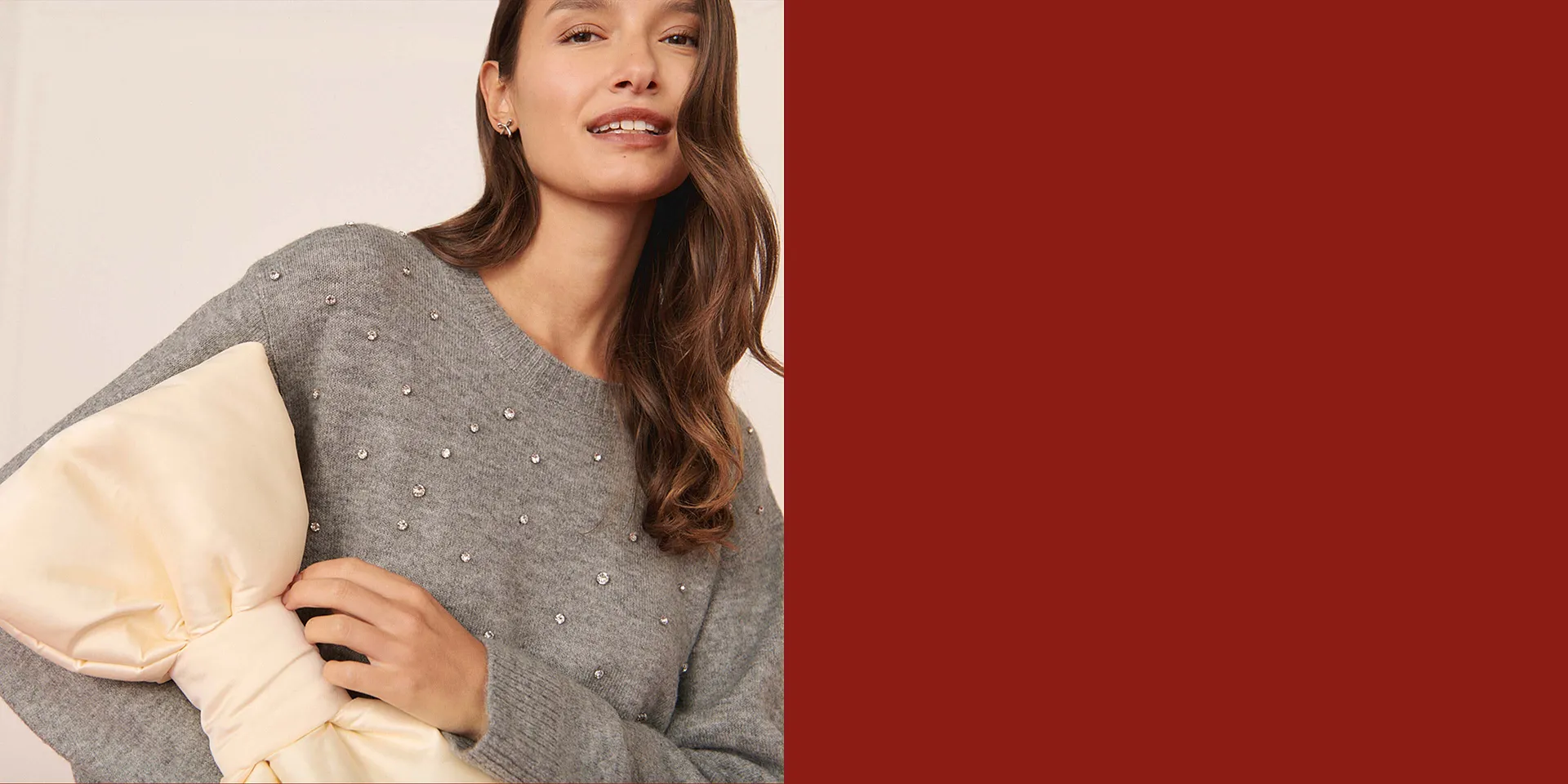 Elegante grijze trui versierd met stras.