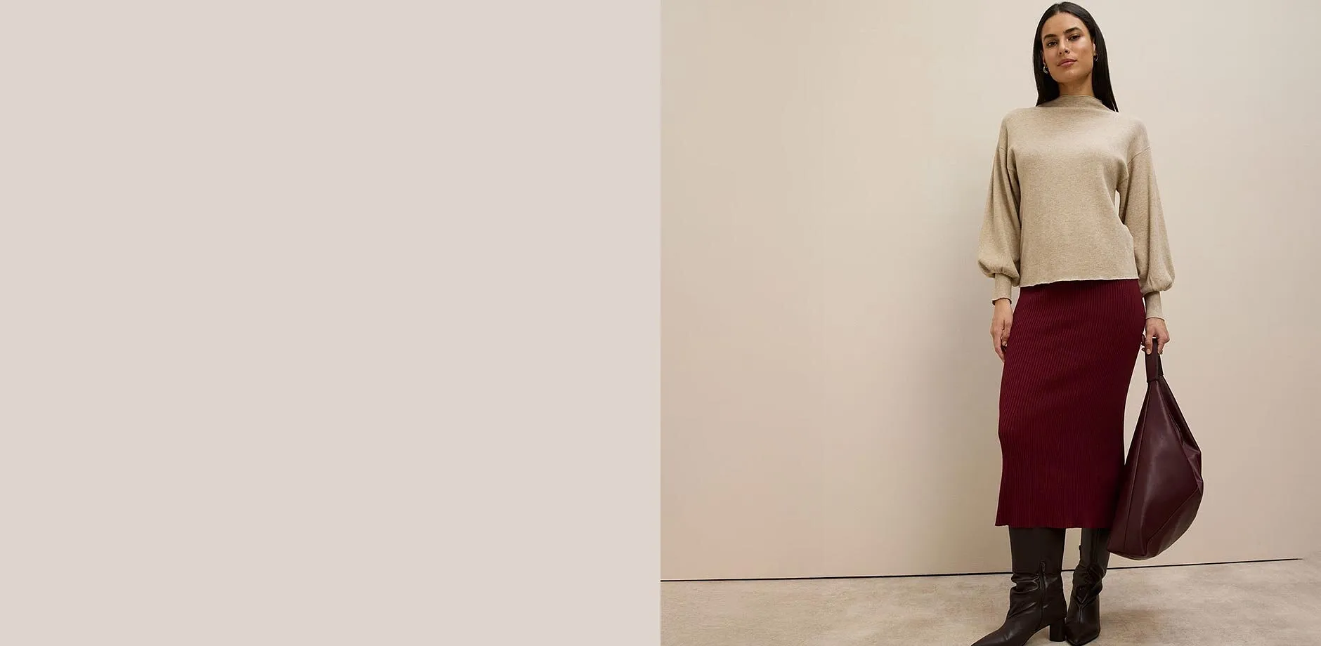 Beige trui, wijnrode gebreide rok, bruine laarzen en grote bordeauxrode handtas.