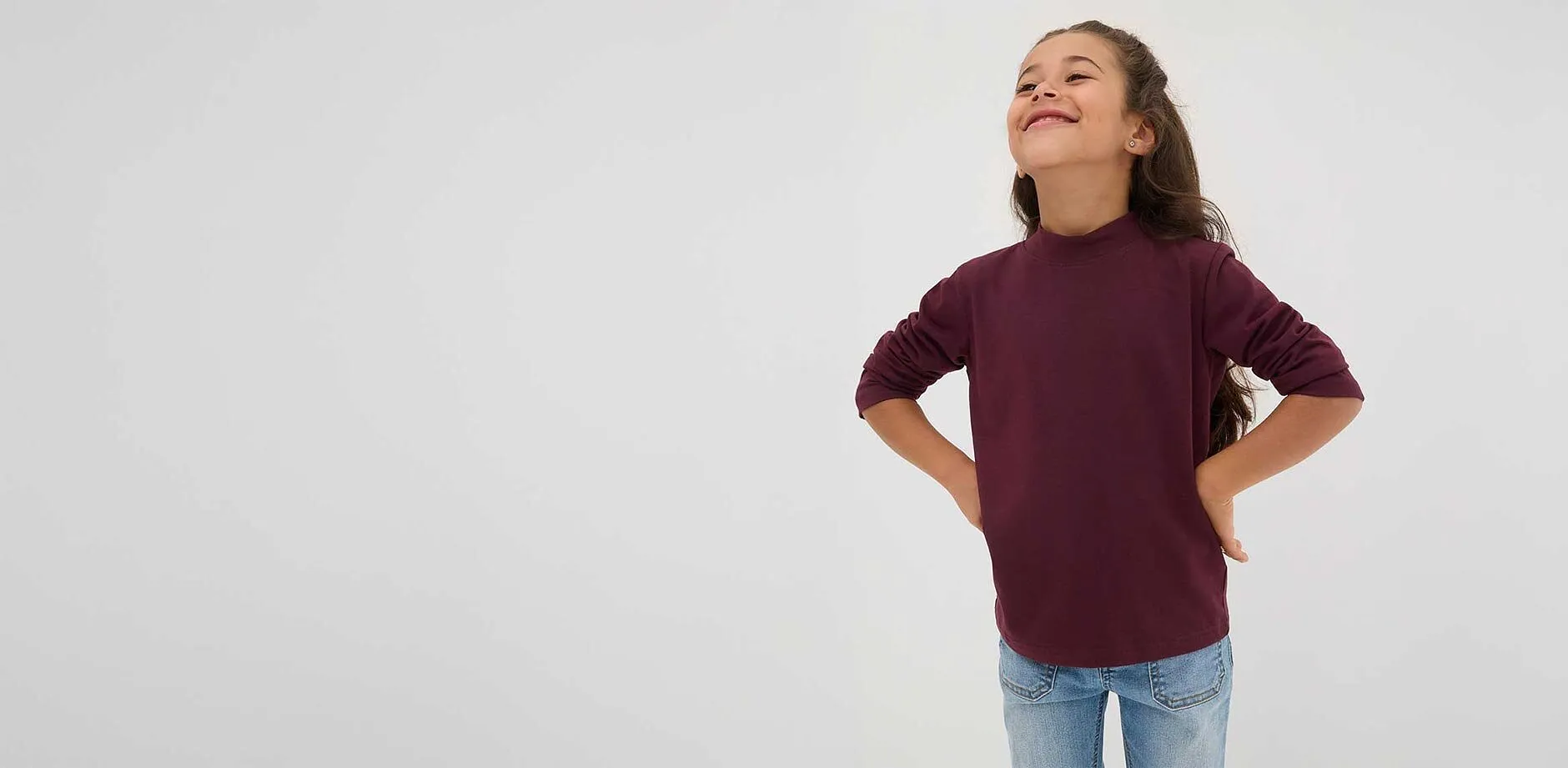 Meisje draagt rode longsleeve.