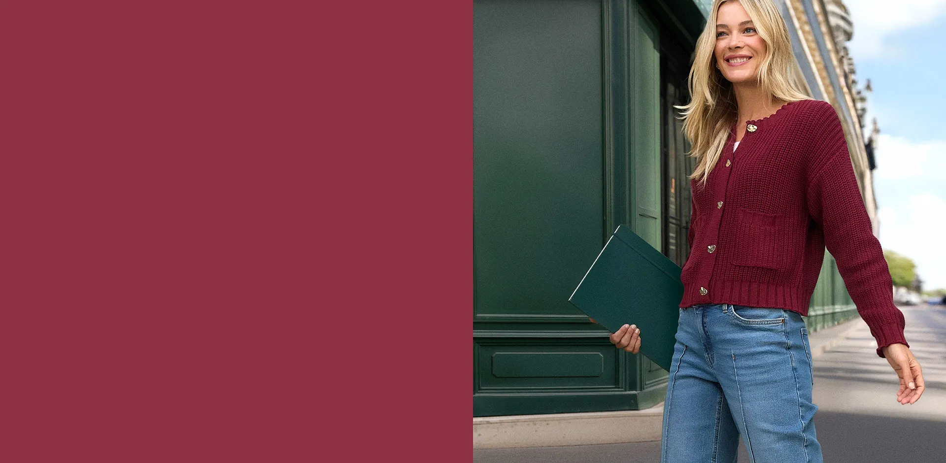 Rood vest met knopen gecombineerd met jeans.