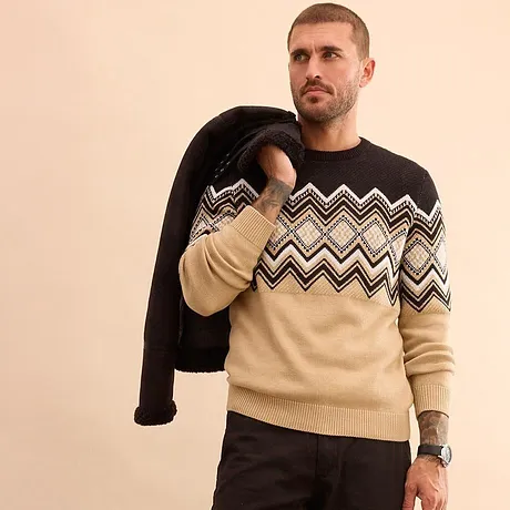 Gebreide trui met motief in beige en zwart.