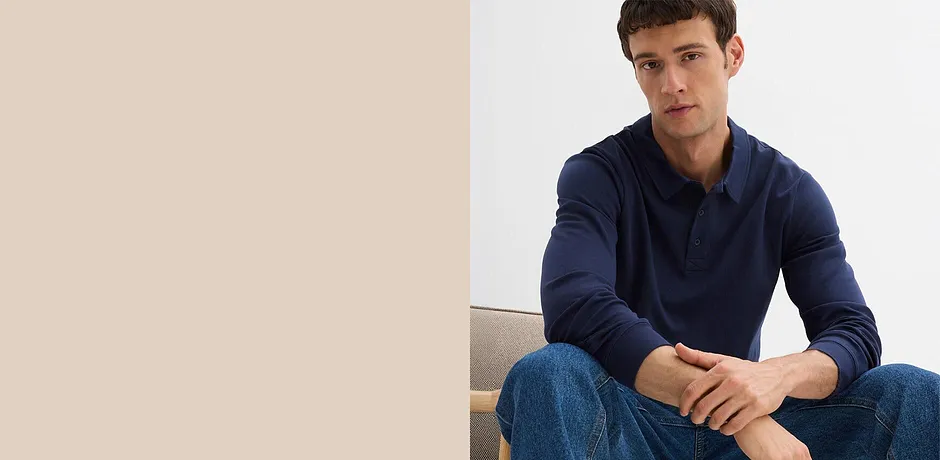 Donkerblauw poloshirt met lange mouwen, gecombineerd met klassieke jeans.