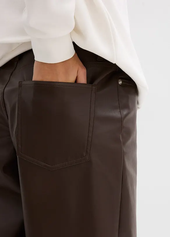 Imitatieleerbroek in barrelvorm, mid waist, bonprix