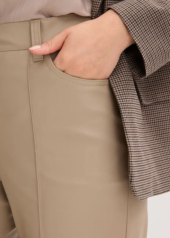 Imitatieleren wide leg broek met biezen, bonprix