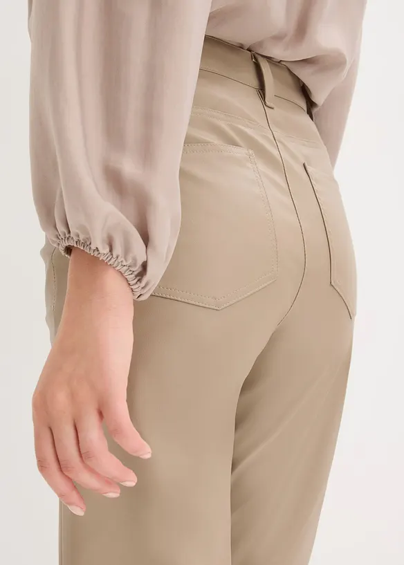 Imitatieleren wide leg broek met biezen, bonprix