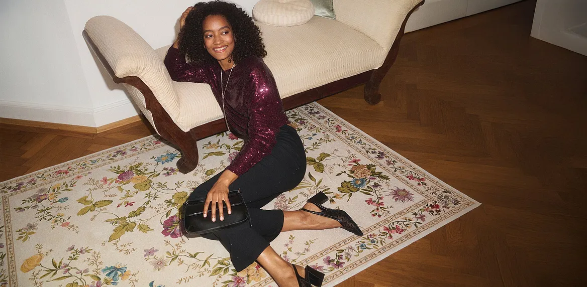 Elegante longsleeve in bordeauxrood op zwarte rok.