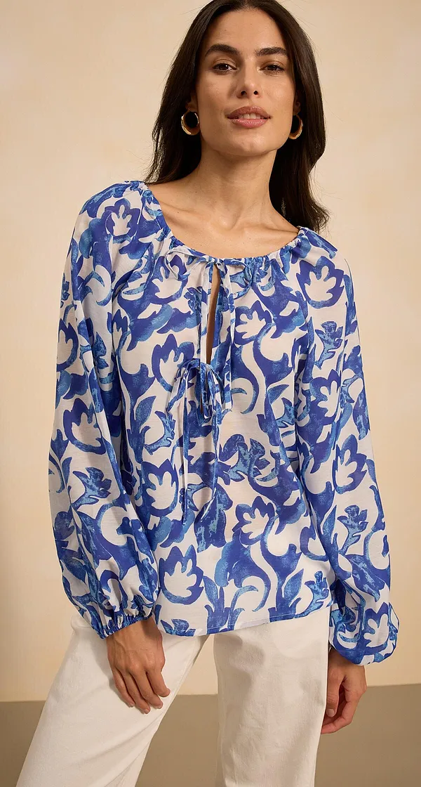 Luchtige blouse met blauwwitte bloemenprint en lange mouwen.