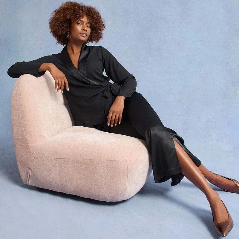 Zwarte jurk met zwarte satijnen revers.