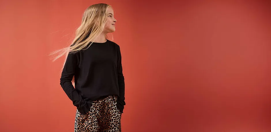Zwart shirt gecombineerd met broek met luipaardprint. Coole look voor meisjes.