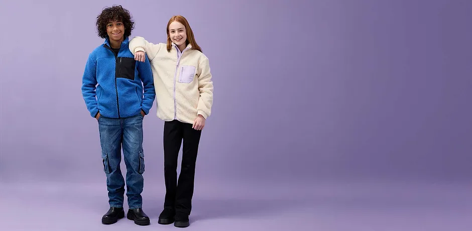 Blauw jack en licht fleece jack voor warme casual winterlooks.