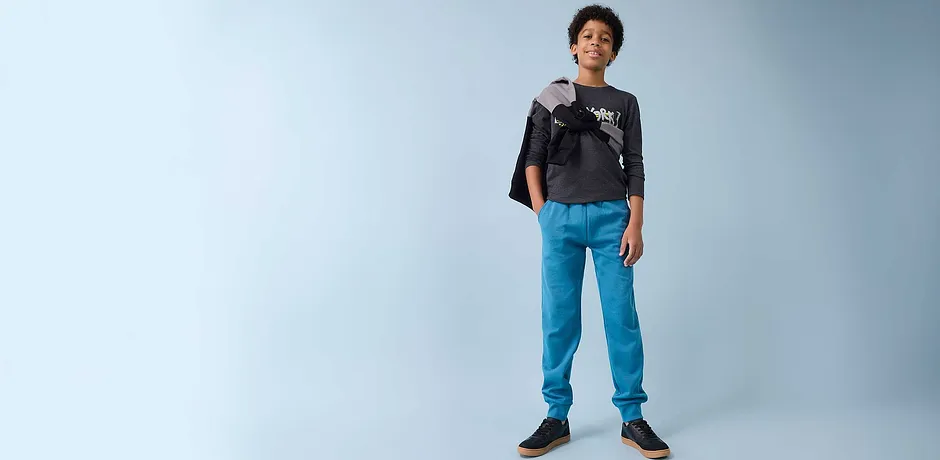 Zwarte longsleeve gecombineerd met blauwe jeans. Casual look voor jongens.