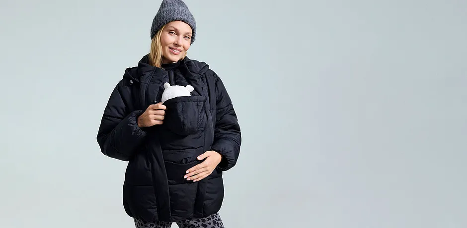 Warme winterjas in zwart, grijze gebreide muts en legging met print voor koude dagen.