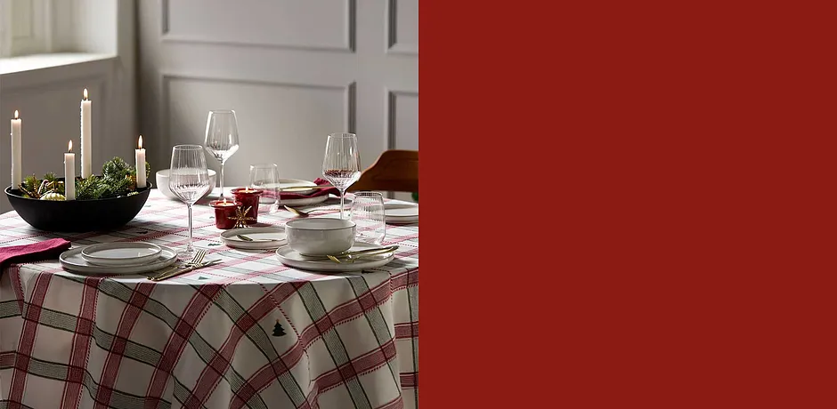 Feestelijk gedekte tafel om gezellig te tafelen tijdens de kerst.