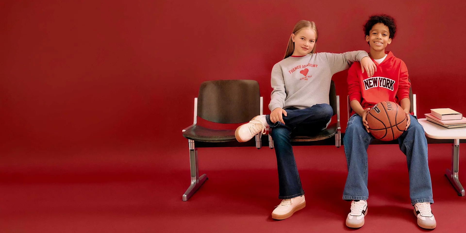 Casual style: jeans, T-shirts & sneakers. Comfy kleding voor elke dag in rood en wit.