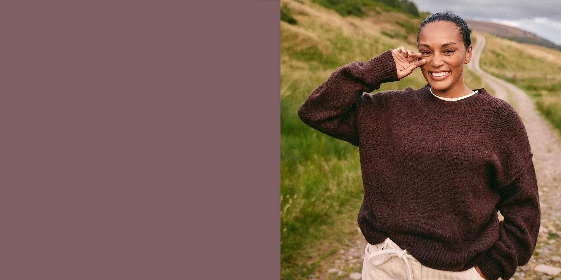 Comfortabele bruine oversized trui, perfect voor een wandeling in de natuur.