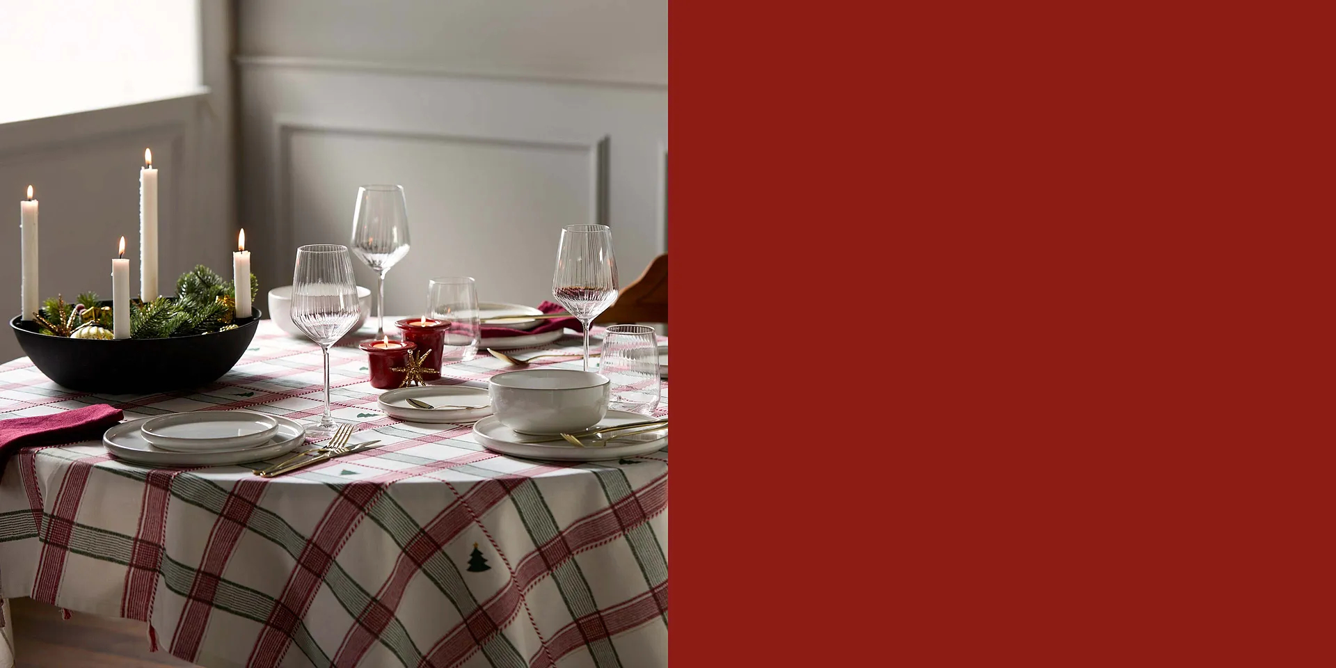 Feestelijk gedekte tafel om gezellig te tafelen tijdens de kerst.