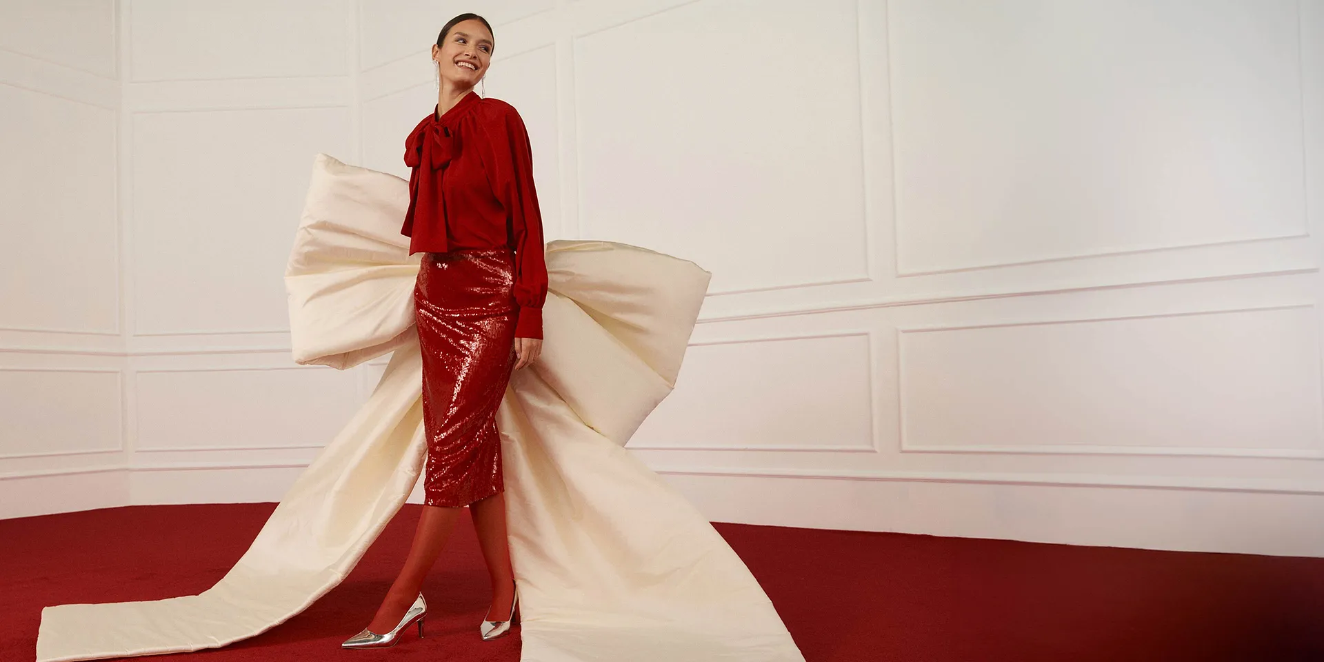 Elegante rode blouse gecombineerd met glanzende rok.