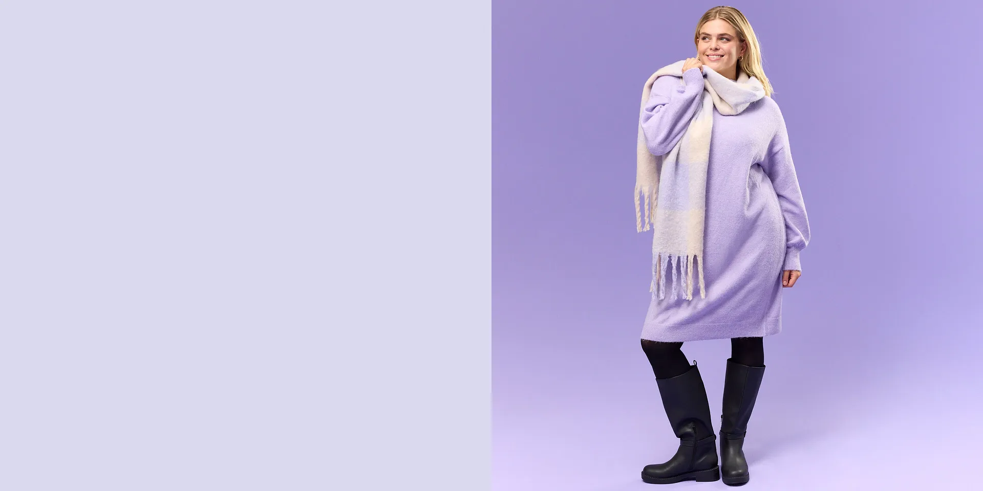 Lila gebreide jurk met witte sjaal, donkere panty en zwarte laarzen.