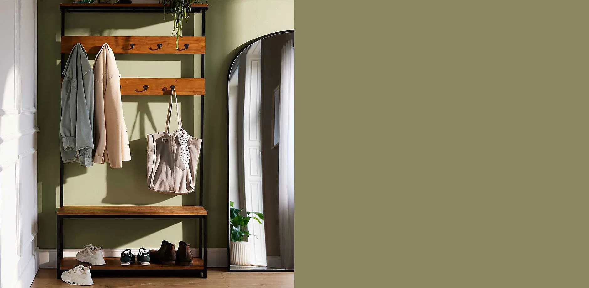 Open garderobe met houten planken, tassen en schoenen in natuurlijke kleuren.