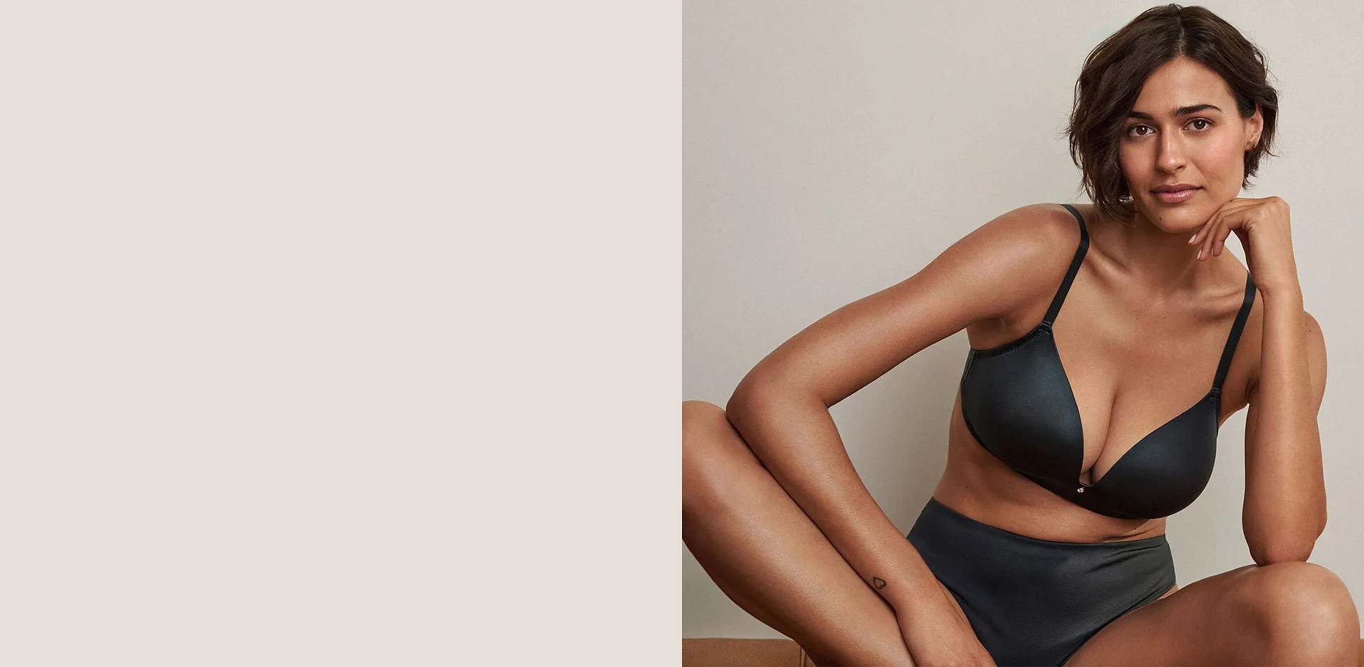 Elegante donkerblauwe bh zonder beugels en bijpassend slipje.