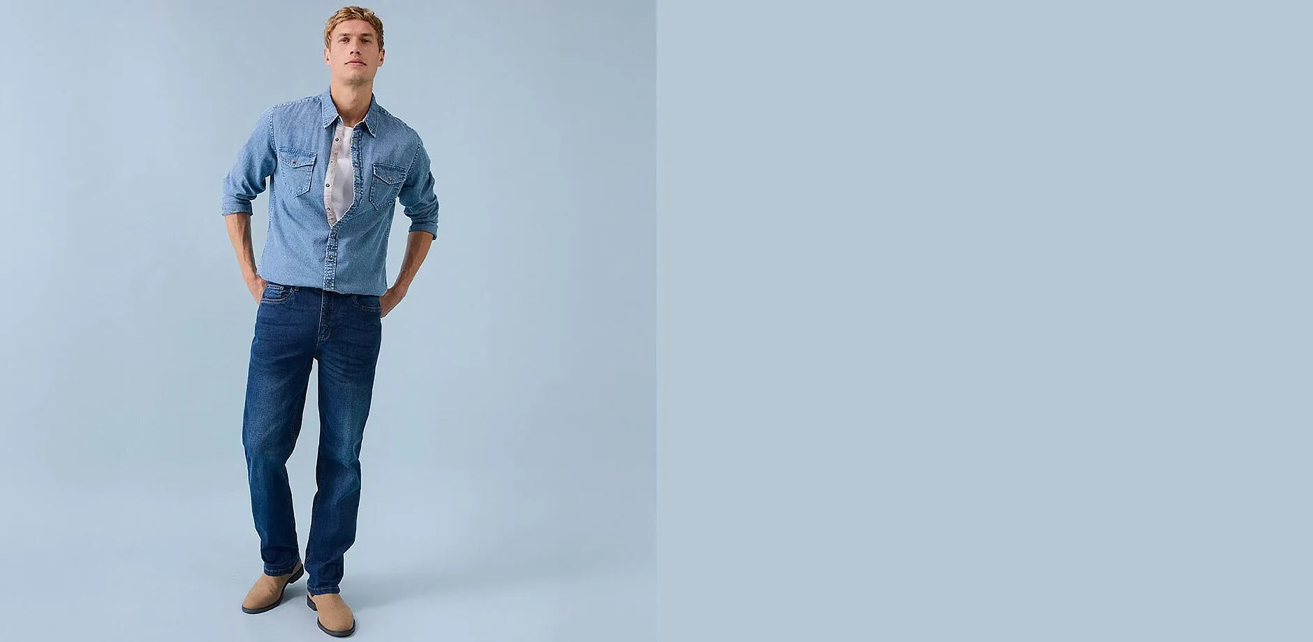 Casual denimstijl: lichtblauw spijkerhemd en donkere classic fit jeans.
