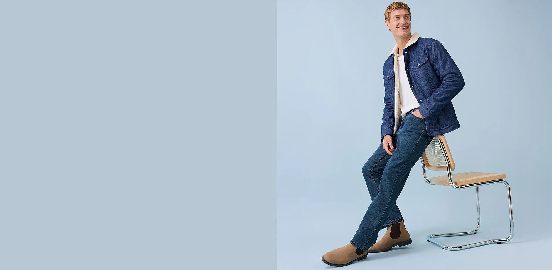 Informele denimlook: blauwe spijkerjas en donkere regular fit jeans.