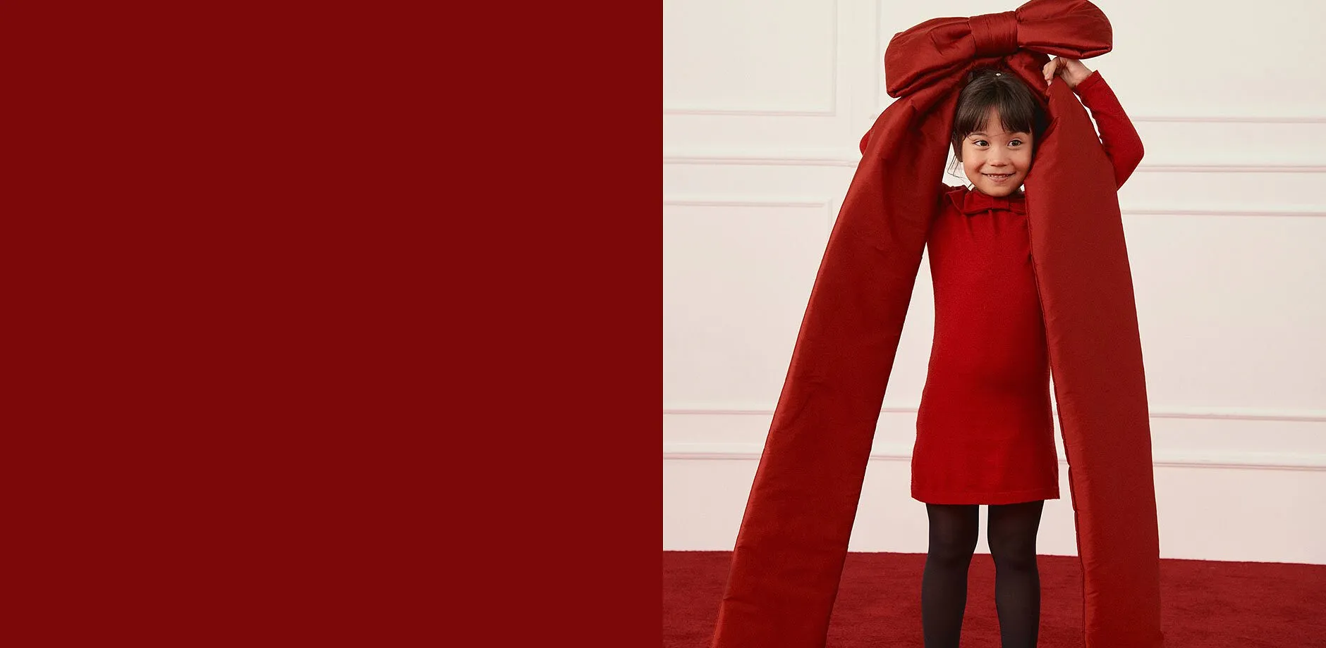 Rode jurk met zwarte maillot.