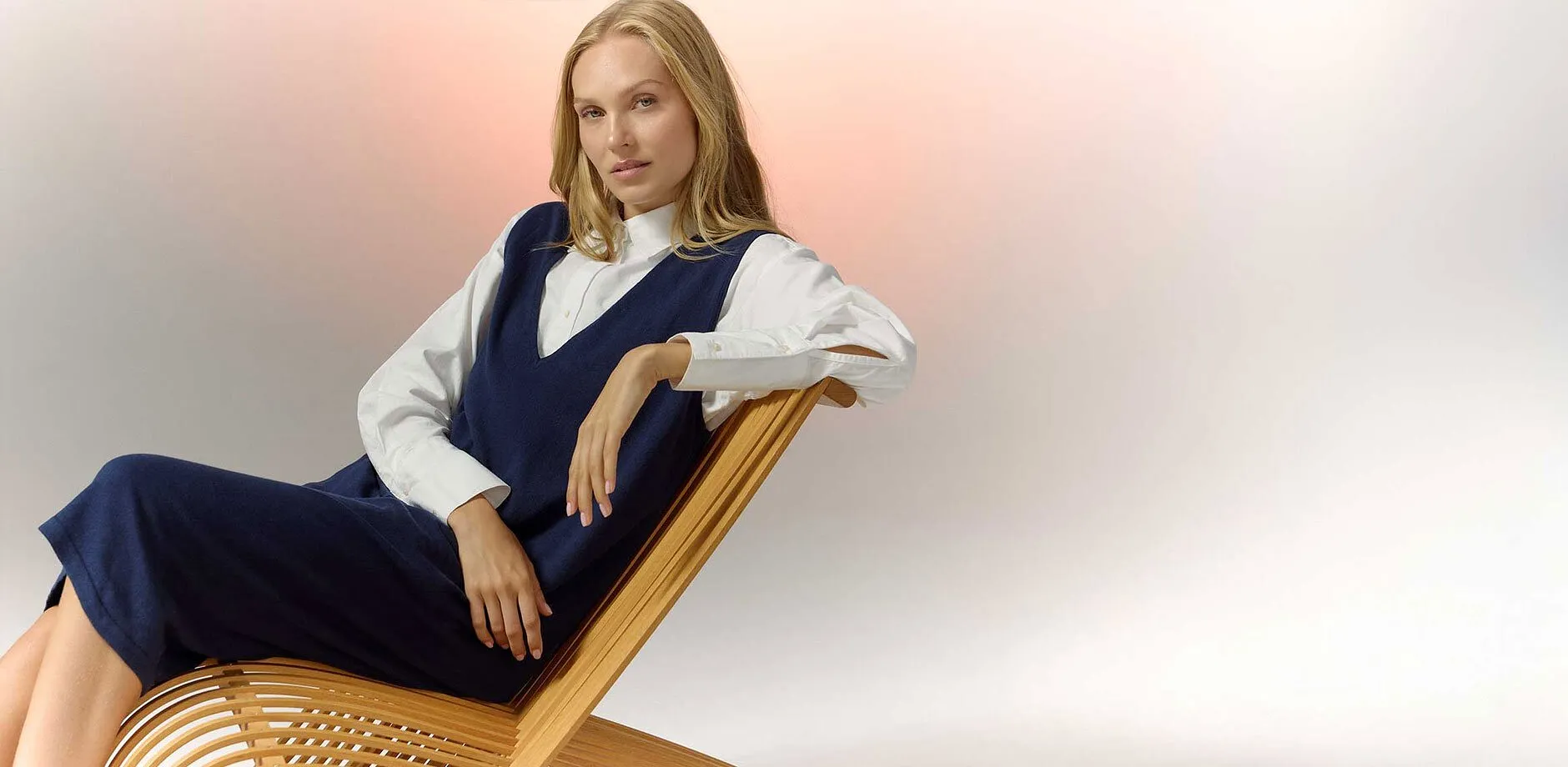 Combinatie van witte blouse en donkerblauwe jurk.