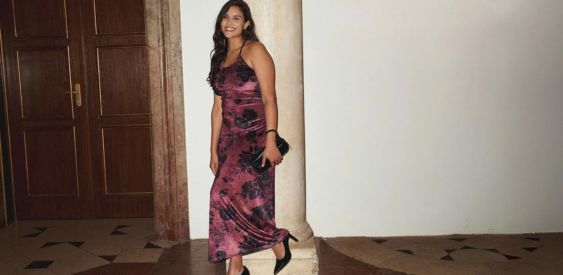 Lange jurk met levendig bloemenpatroon in lila- en rozetinten.