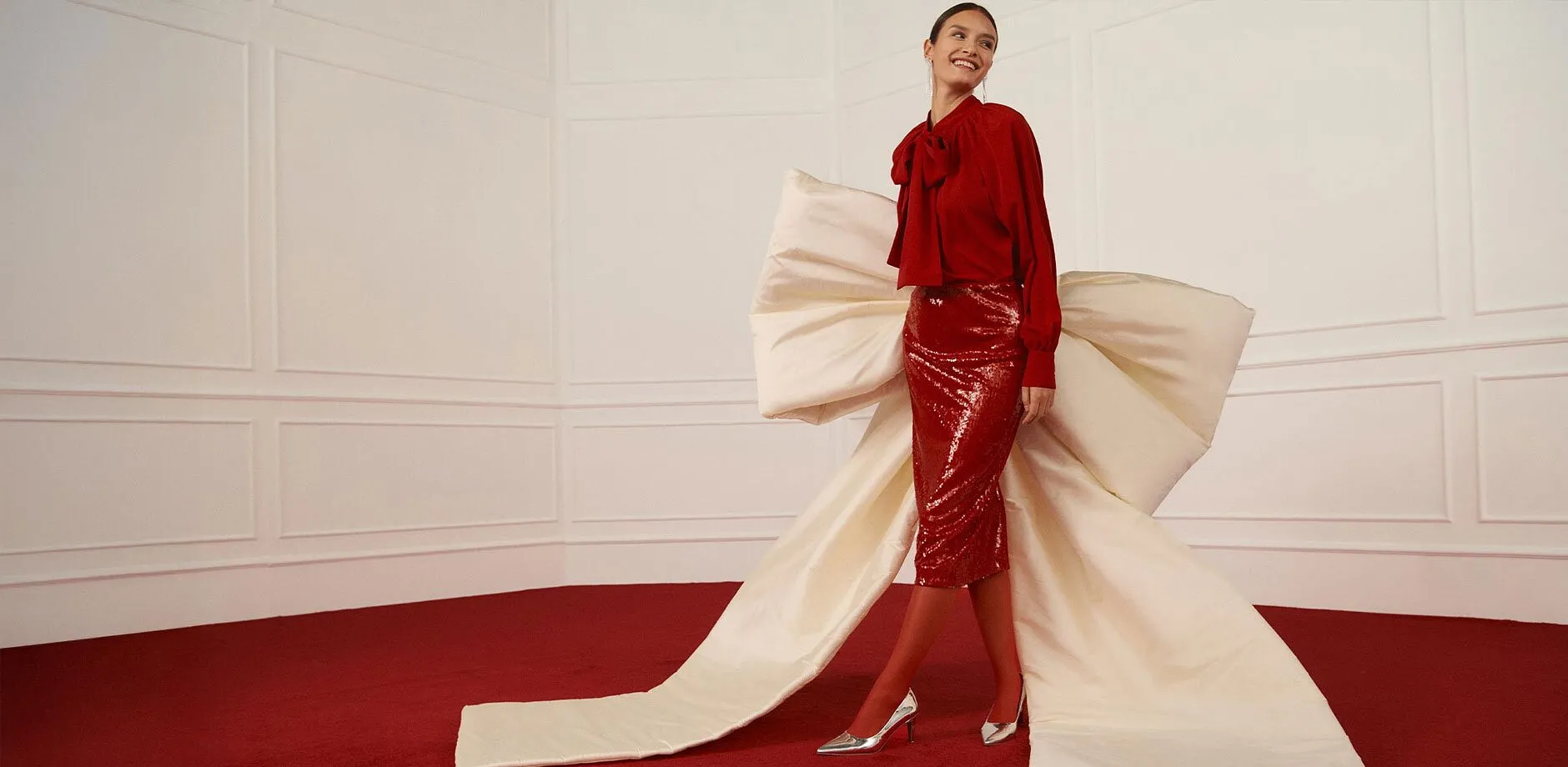 Elegante rode blouse gecombineerd met glanzende rok.