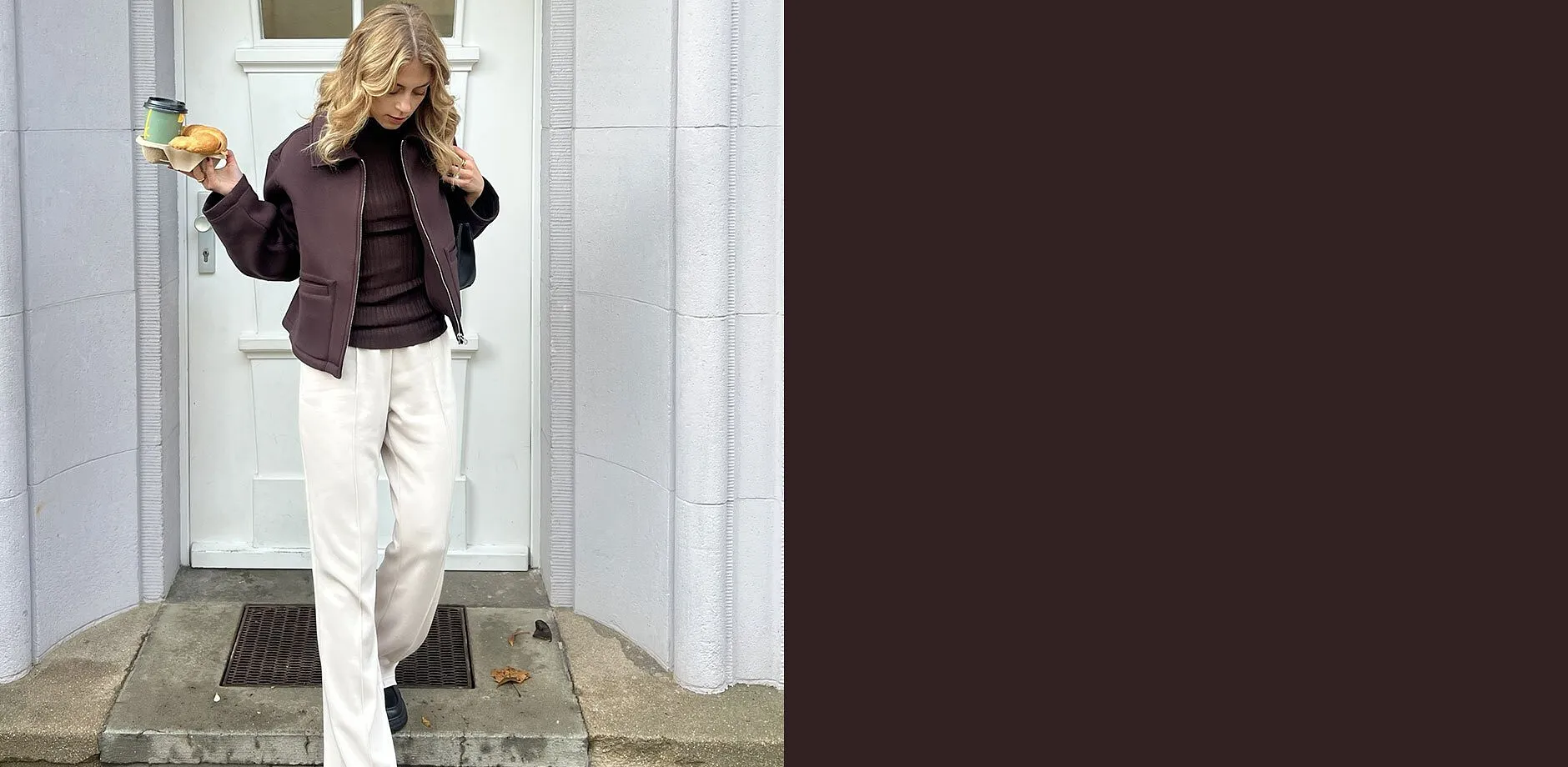 Casual look met donkere jas en lichte broek.