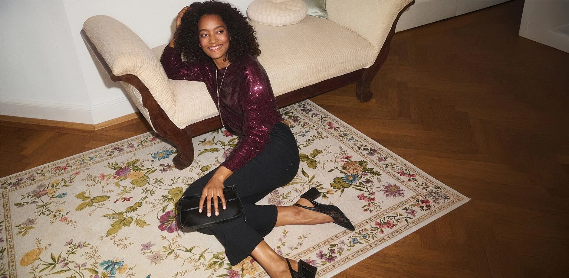 Elegante longsleeve in bordeauxrood op zwarte rok.