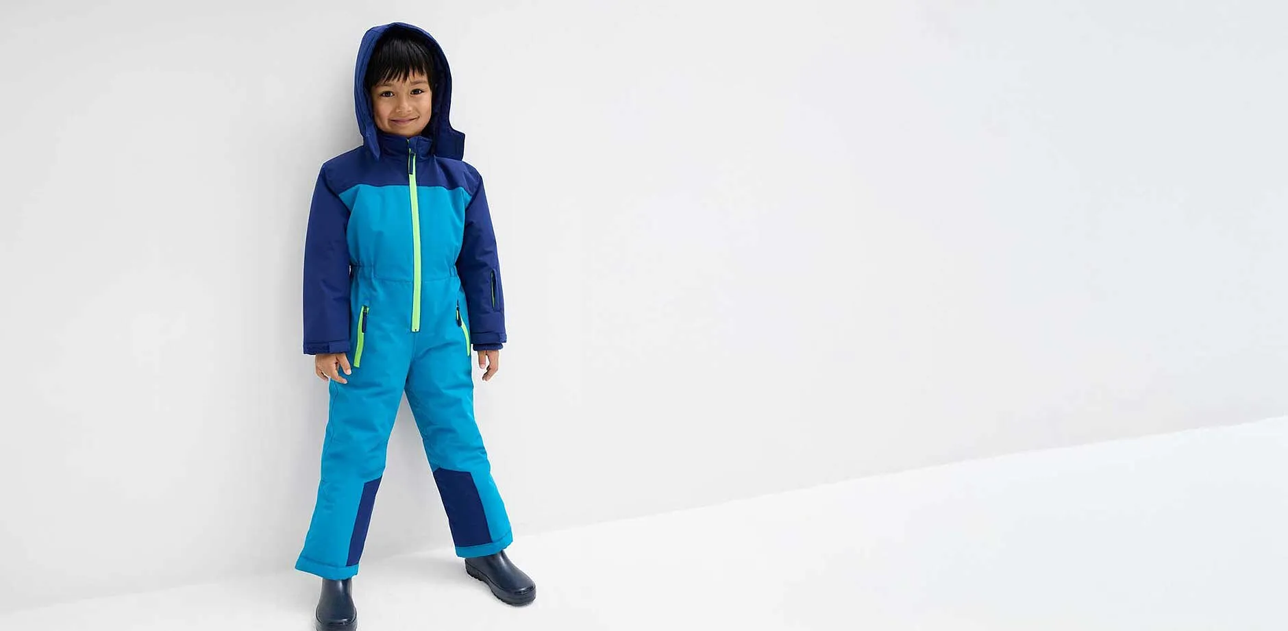 Kleine jongen in sneeuwpak.