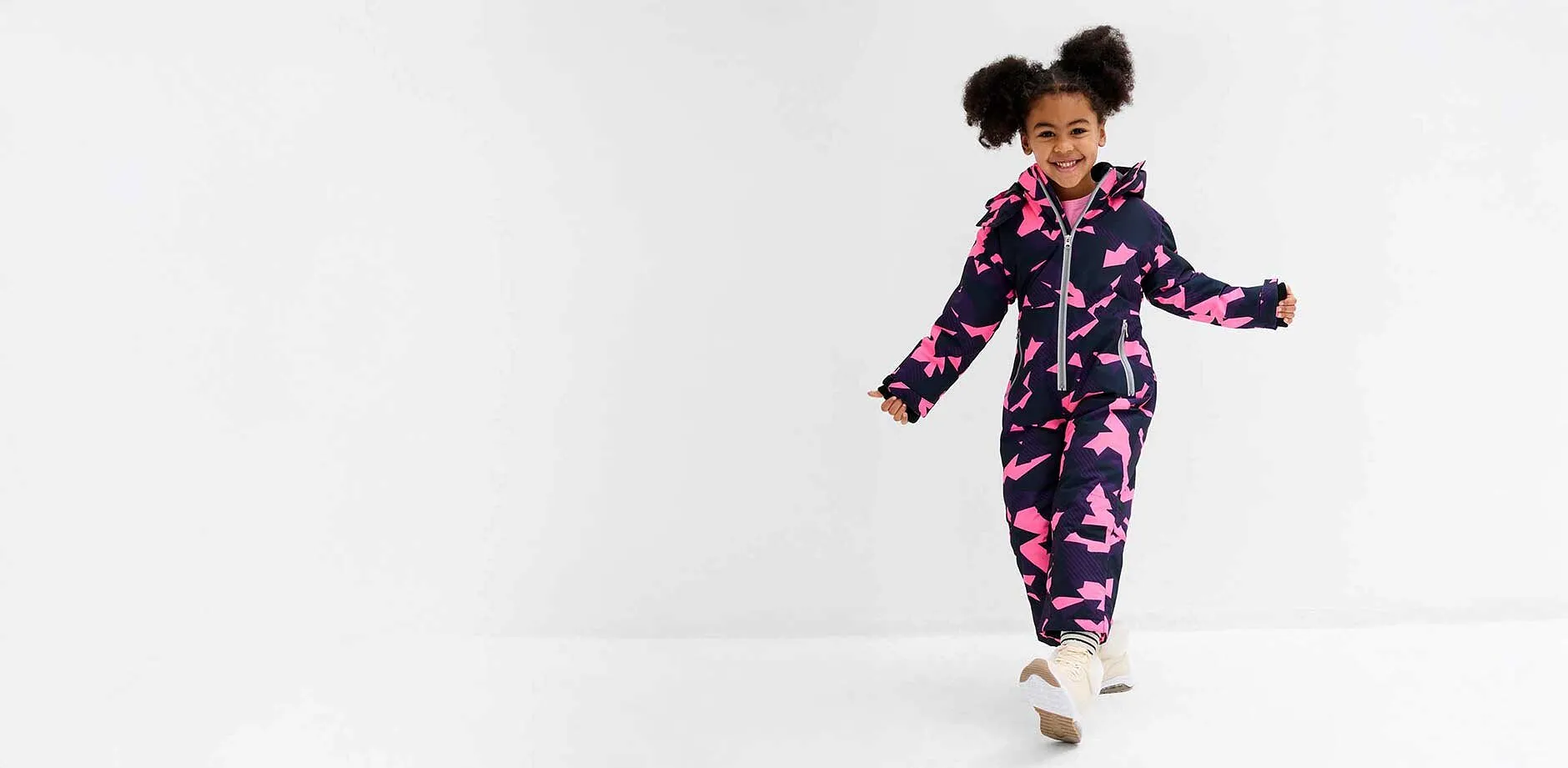 Klein meisje in sneeuwpak.