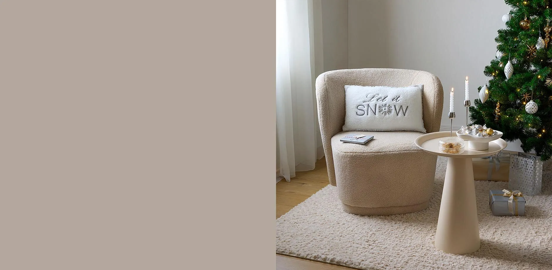 Comfortabele fauteuil met wollige bekleding en kussen met winters motief.