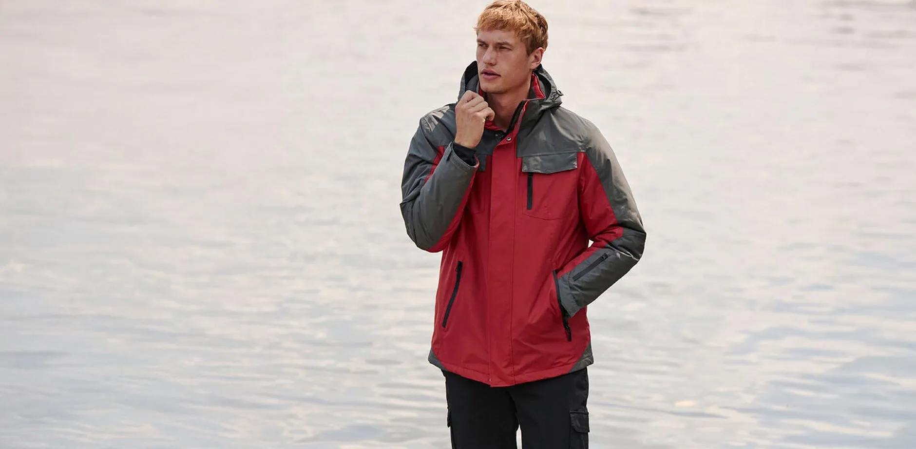 Praktische rode winterjas met zwarte details.