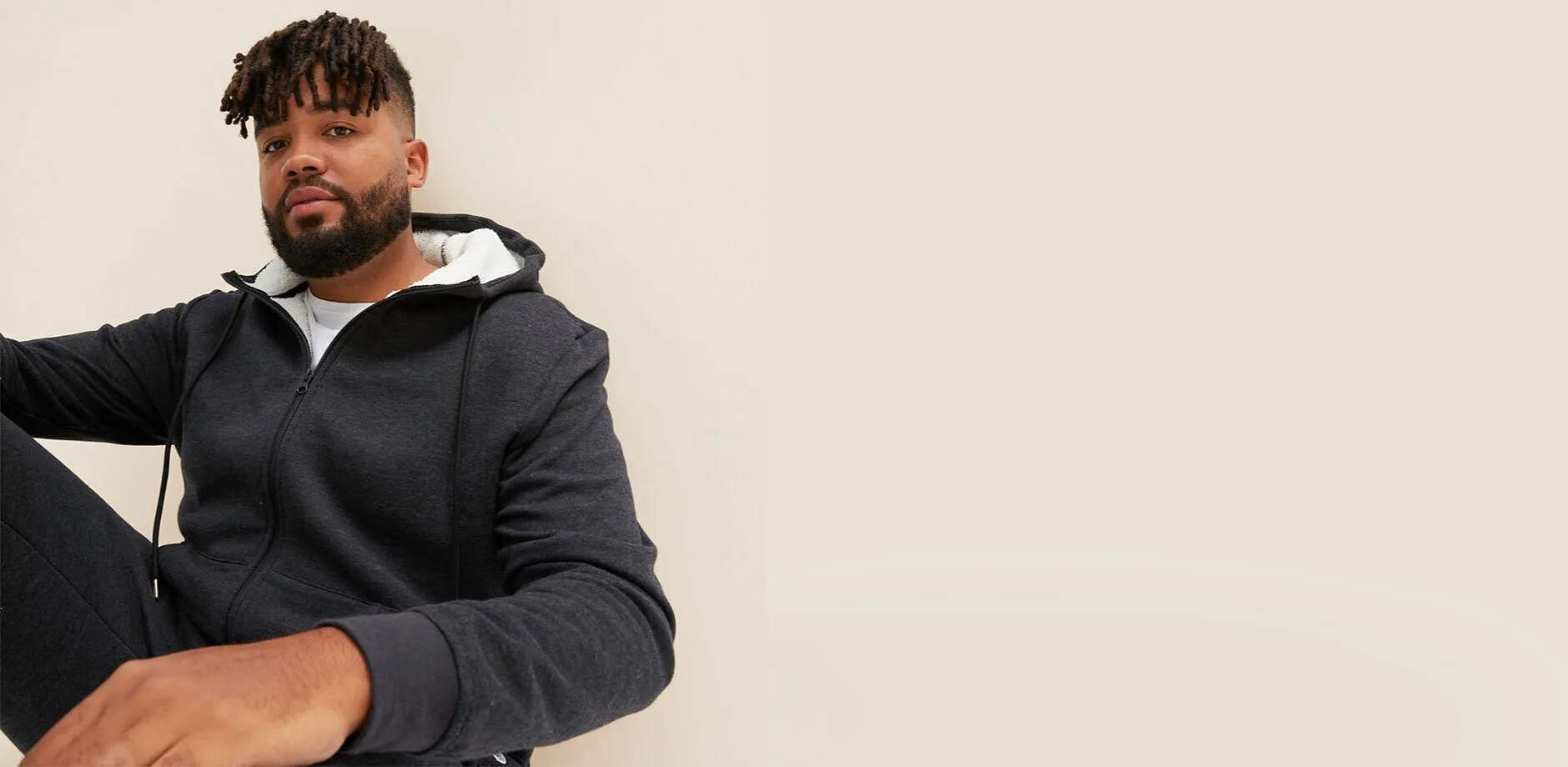 Donkergrijze hoodie met witte voering.