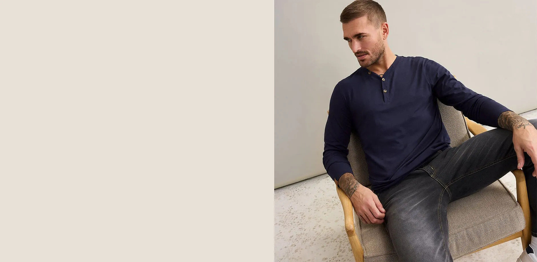 Donkerblauwe longsleeve met knopen gecombineerd met grijze jeans.