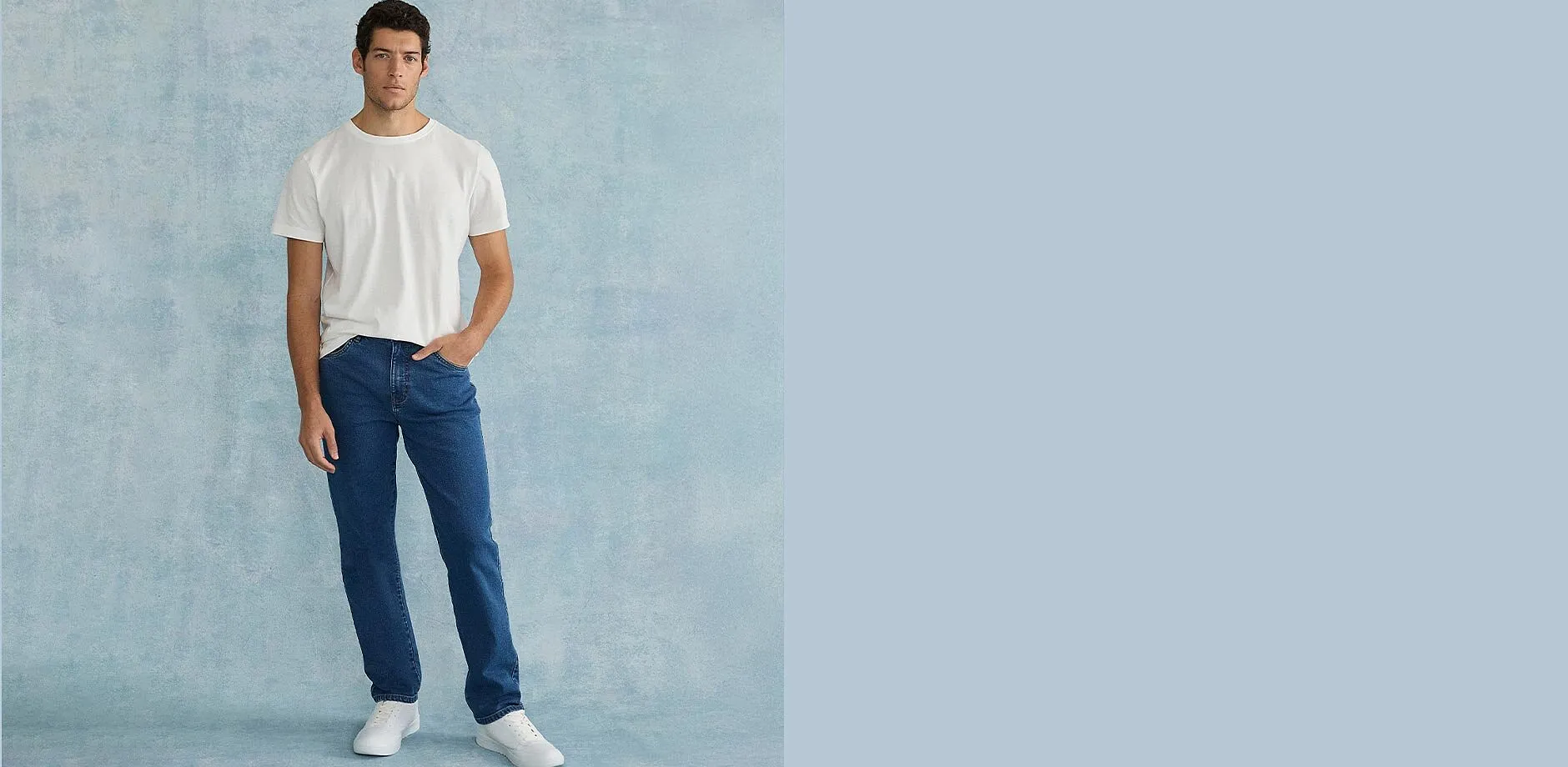 Wit T-shirt, blauw classic fit jeans en witte sneakers.