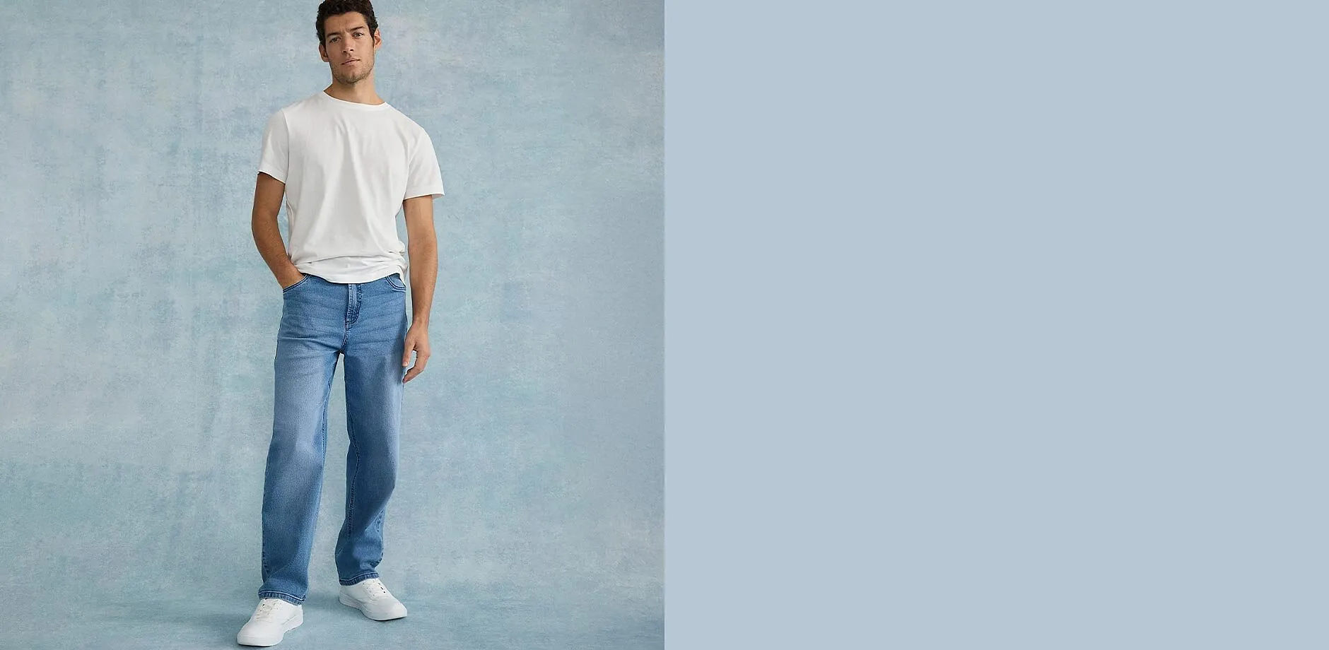 Wit T-shirt, blauwe loose fit jeans en witte sneakers.