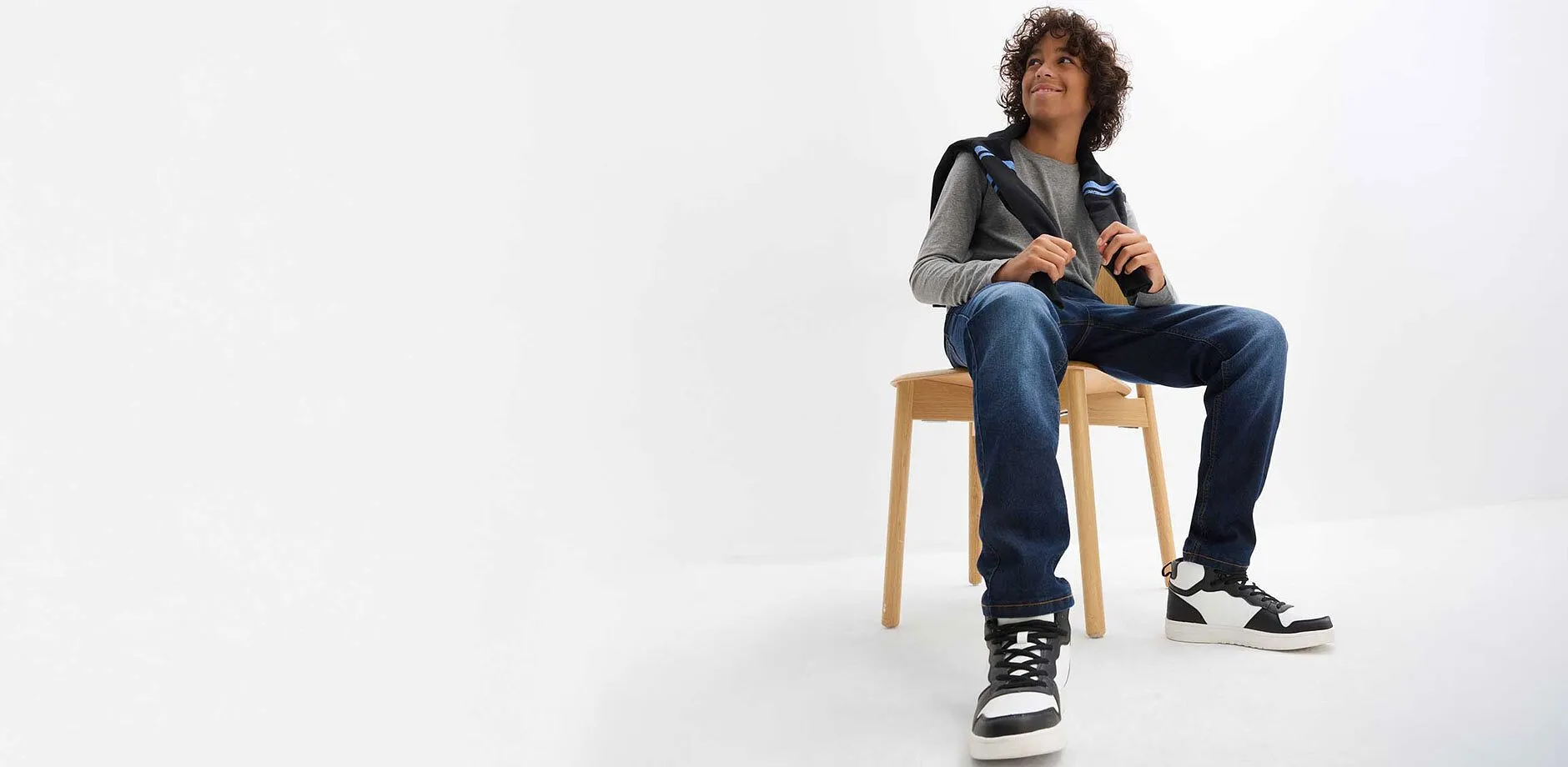 Casual look: jeans, longsleeve en sneakers.