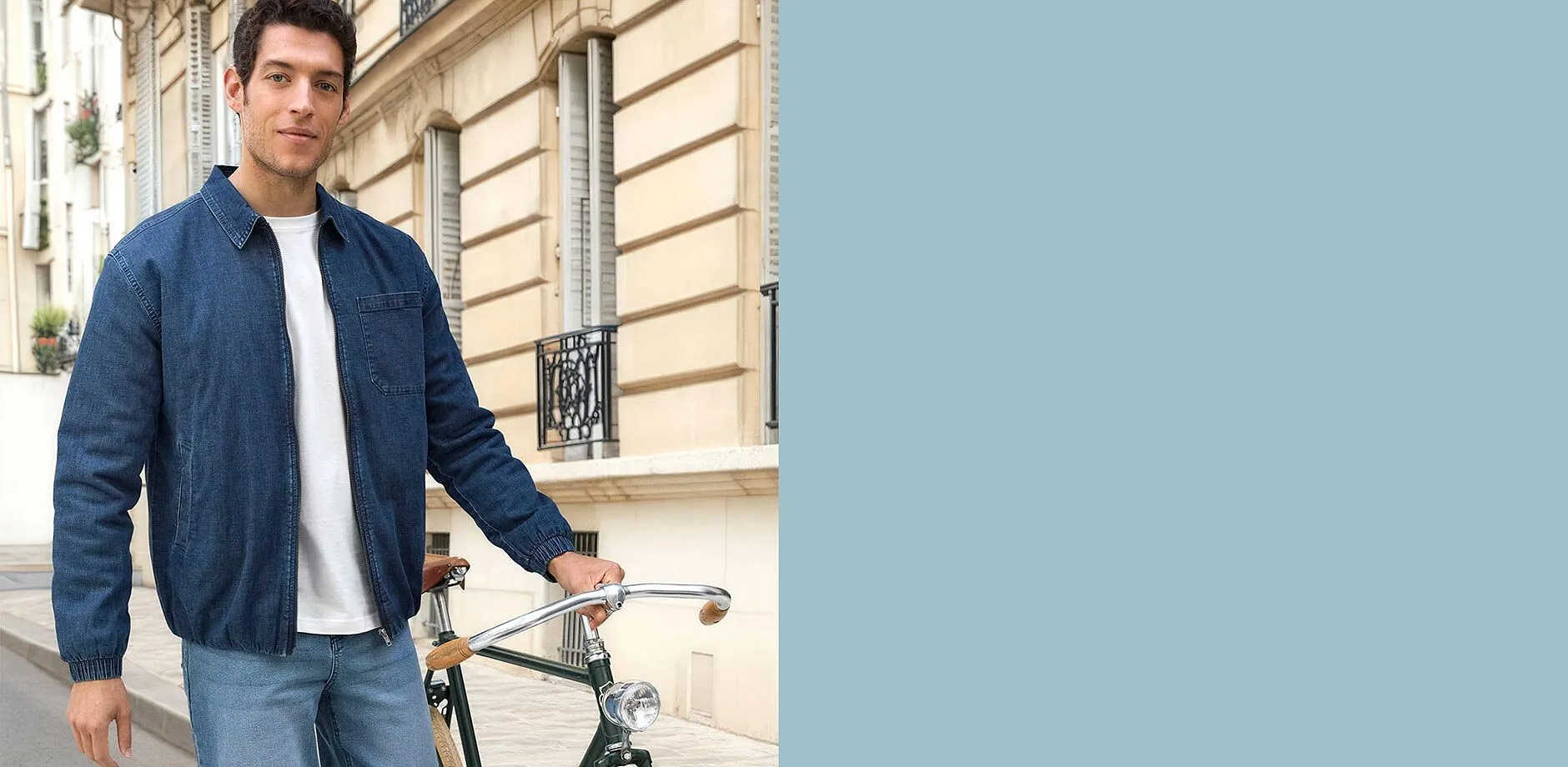 Blauwe spijkerjas gecombineerd met lichte jeans.