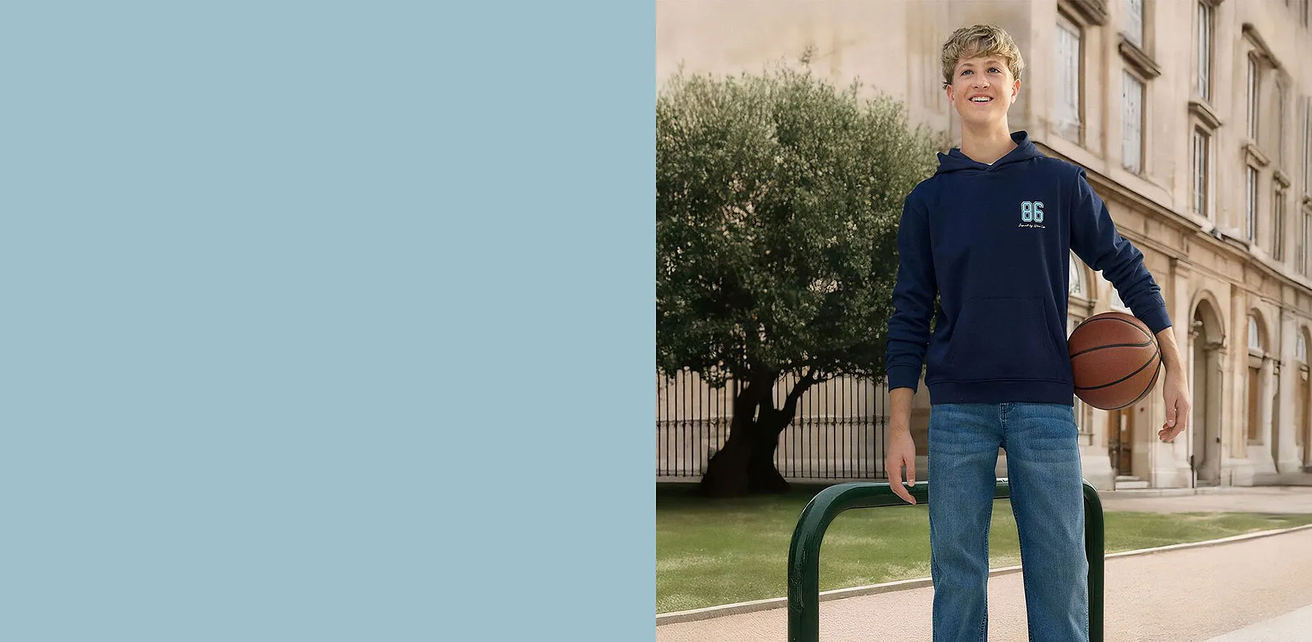 Blauwe sweater gecombineerd met jeans.