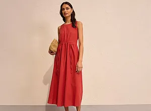 Zomerse, rode maxi jurk met tailleband. Mouwloos en elegant, perfect voor warme dagen.