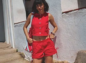 Leuchtend rotes Sommeroutfit: Ärmellose Weste mit Knöpfen und kurze Shorts. Stylisch und leicht.