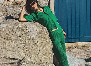 Zomers groen; elegant gehaakt en luchtige top voor stijlvolle look.