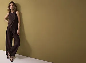 Elegante bruine broekpak met mouwloze vest en wijde broek. Casual, tijdloze look voor verschillende gelegenheden.